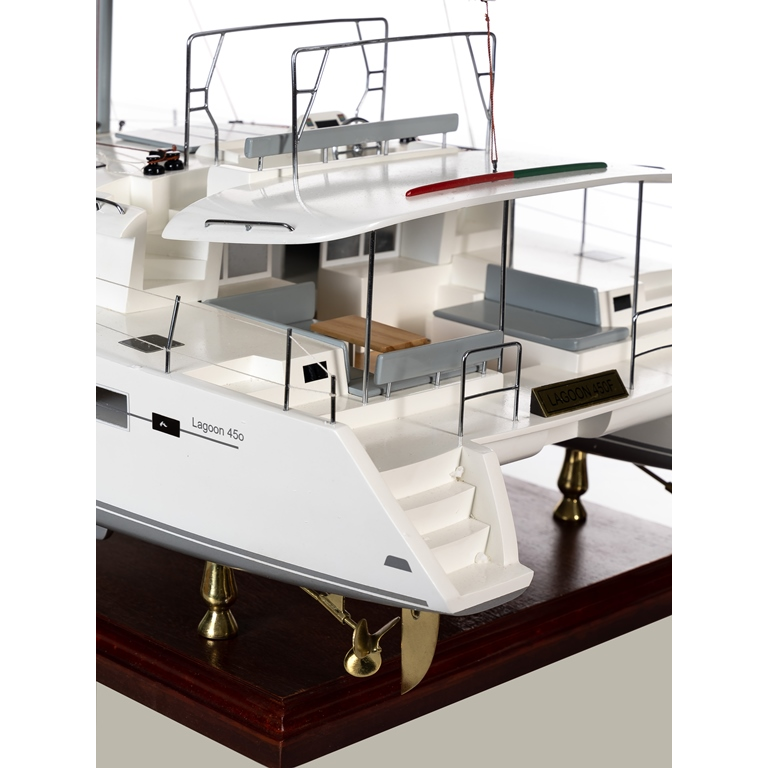 Парусно-моторный катамаран Lagoon 450F Парусно-моторный катамаран Lagoon 450F